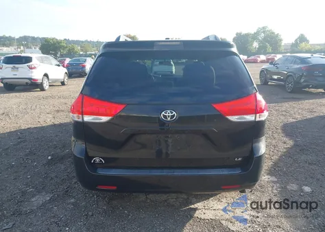 2012 Toyota Sienna Le V6 8 Passenger z USA, uszkodzony, nr VIN 5TDKK3DC1CS255931